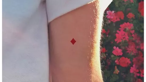 tatuaje feliz minimalista diamante