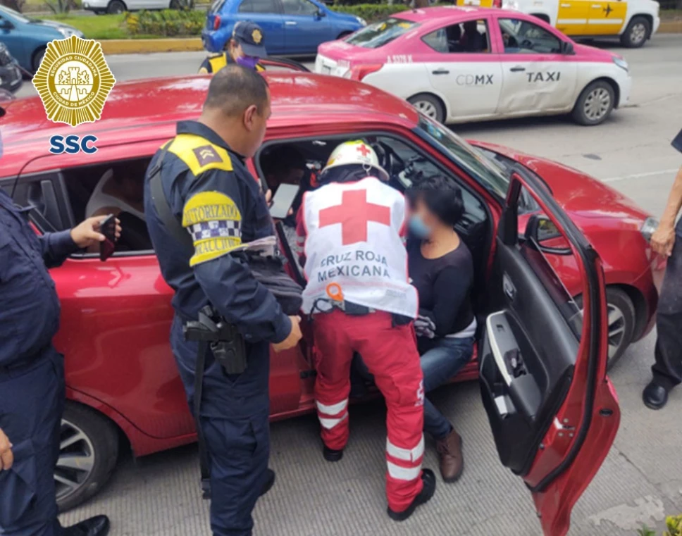 Policías de la SSC-CDMX auxiliaron a una mujer que se encontraba en labor de parto al interior de un automóvil, y recibieron a dos bebés.