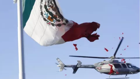 Helicóptero rompe la bandera nacional