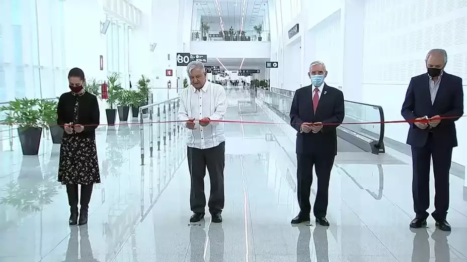 Corte de listón en la Terminal 2 del AICM