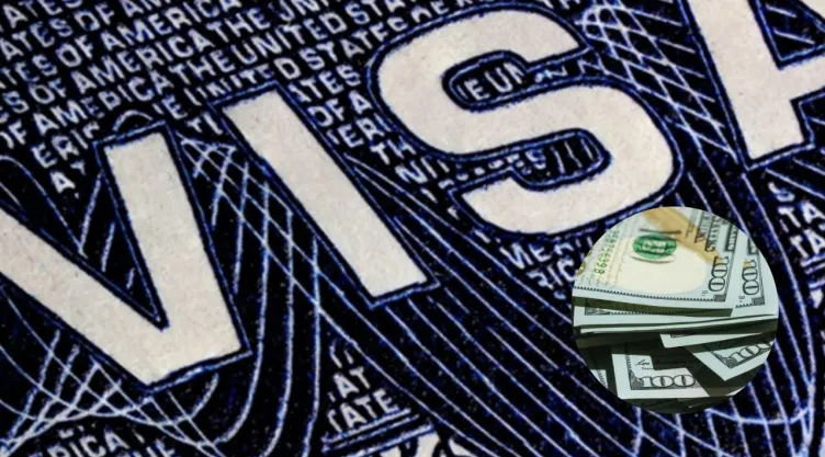 Imagen de primer plano de una visa americana y de billetes de dólares.