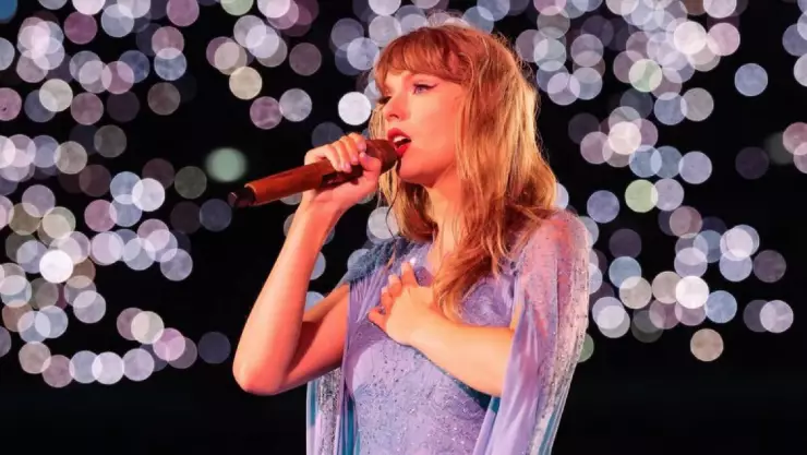 la artista Taylor Swift presentando su icónico show