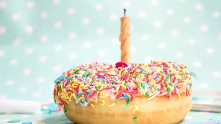 Esta fue la sorpresa de “Happy Birthday” de unos policías a un hombre que llamó al 911 por una triste emergencia