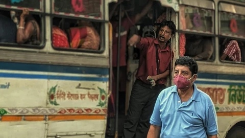 Personas en India con cubrebocas