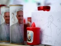 Así se reúnen a orar por la salud del papa Francisco.