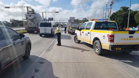 volcadura de tráiler boulevard colosio cancún hoy.jpg