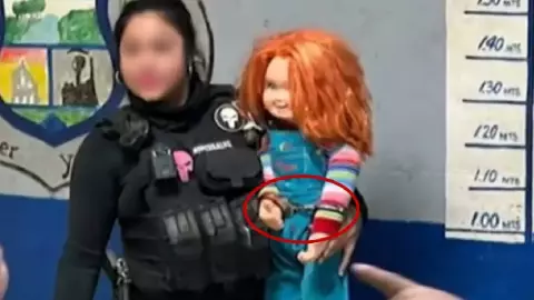 FOTO Policías detienen y esposan al muñeco Chucky por pedir dinero