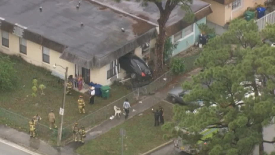 Un adolescente de 14 años tomó el carro de su madre para dar una vuelta, pero perdió el control y chocó contra una casa de la zona residencial Miami Gardens.