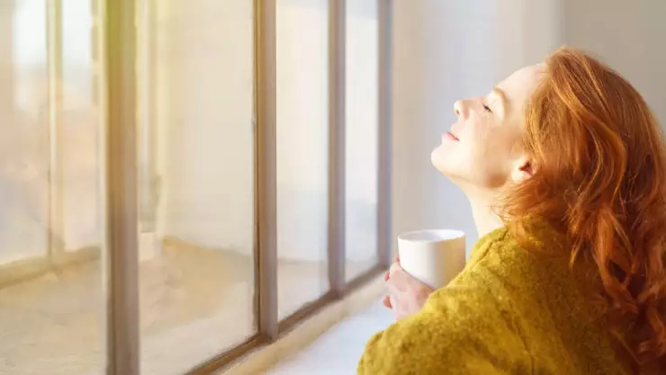 Chica disfrutando el sol que ilumina su rostro
