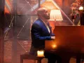 Lupillo Rivera tocando el piano..jpg