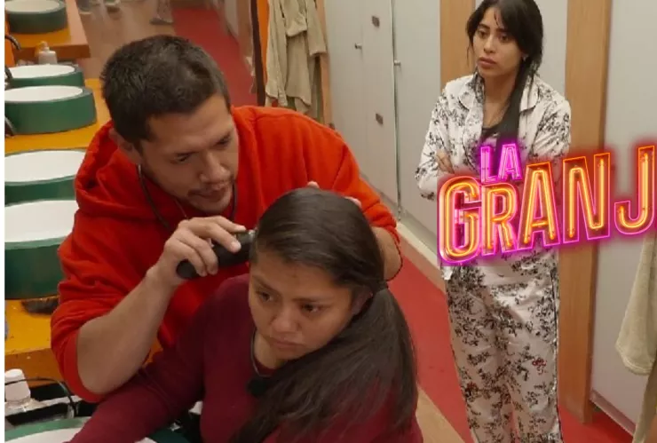 La Bea cumple reto y SE RAPA la mitad de la cabeza en La Granja VIP .