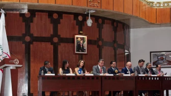 Autoridades de Tv Azteca, Loteria Nacional y los padrinos del evento