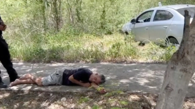 Conductor se duerme en Ciudad Caucel y termina entre la maleza