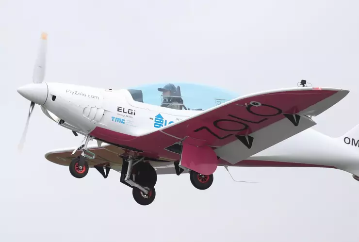 Zara Rutherford intenta dar la vuelta al mundo.