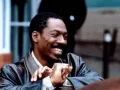 Te contamos por qué a Eddie Murphy lo atraparon con una chica trans y qué hacía con ella. (Escenas de la película ‘El negociador’ por Azteca 7)