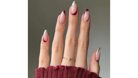 Base nude aux touches rougeâtres - modèles d'ongles rouges