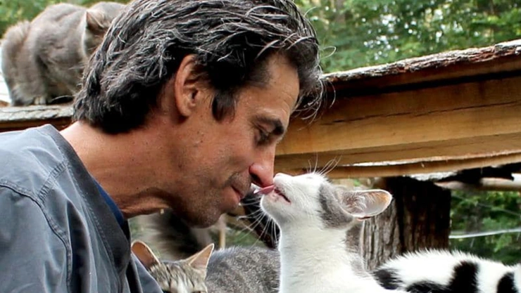 Rescatista de gatos Chris Aesenault Happy Cat Sanctuary.jpg