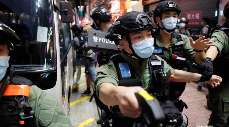 policia hong kong detencion niña.jpg