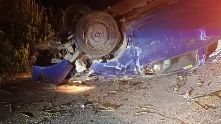 Un fuerte accidente dejó un auto volcado en la Conkal - Chicxulub Pueblo