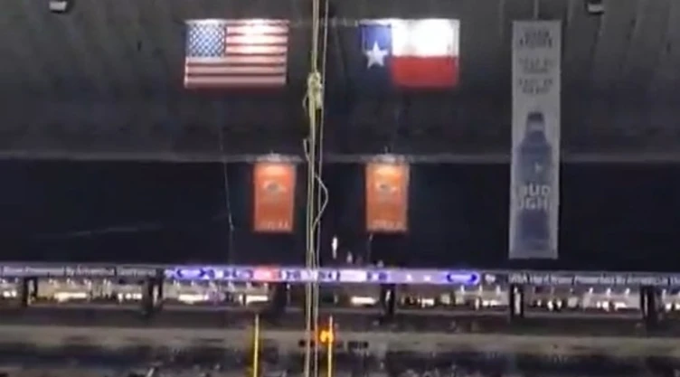 VIDEO_ Muere Militar de la Fuerza Aérea tras caer del techo del Alamodome durante demostración de rá.jpg