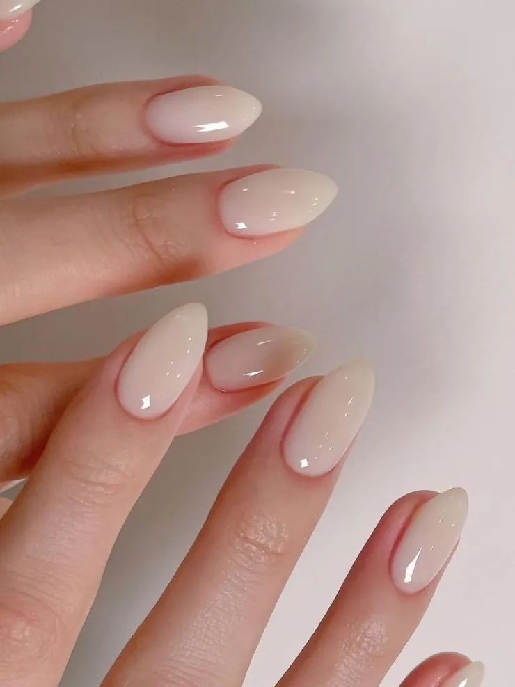 Uñas milky son un tono que hace lucir tus manos más bonitas