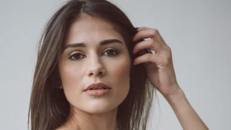 ¿Cómo cubrir las canas de color café de forma natural?