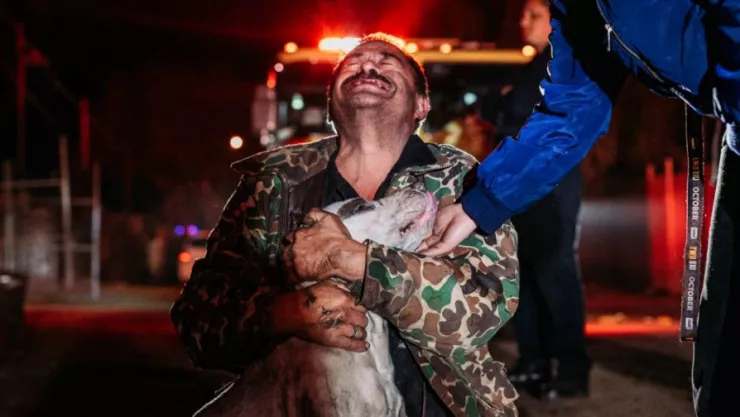 Mario de 56 años, quien es sordomudo, logró escapar del incendio que consumía su vivienda, en Mexicali, Baja California, pero lejos de pensar en lo material, él estaba preocupado por su perrito.