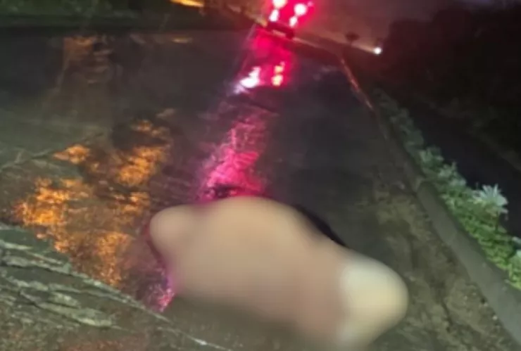 Hallan cuerpo encobijado y maniatado en vialidad de Tijuana durante la madrugada