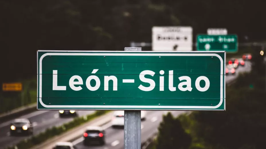 ¡Avanza muy lento! TRÁFICO INTENSO en la carretera León-Silao por la noche de hoy 20 de noviembre.jpg