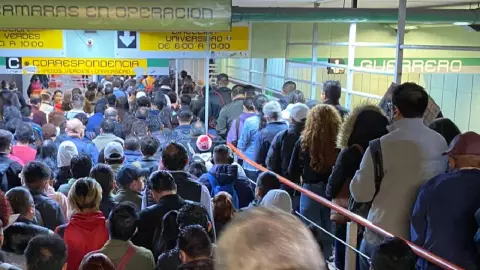 Usuarios reportan avance lento de trenes en el Metro CDMX hoy 24 de febrero.