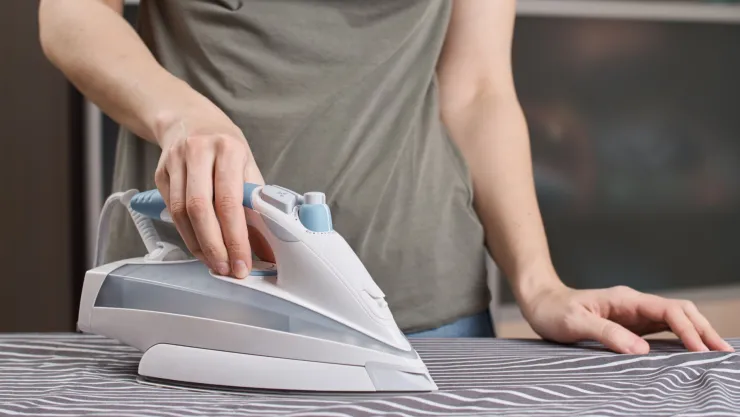 Trucos para quitar lo quemado de la plancha y evitar que dañe la ropa
