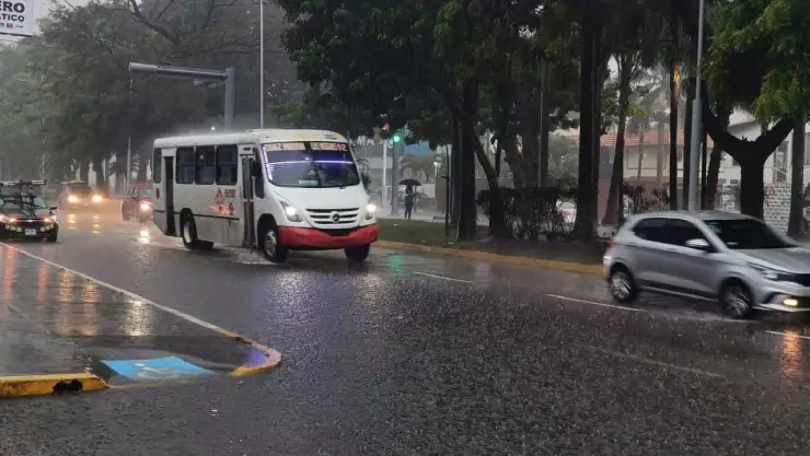 ¡Precaución! Aumenta potencial de lluvias y tormentas en Veracruz por frente frío, vaguada y onda tropical