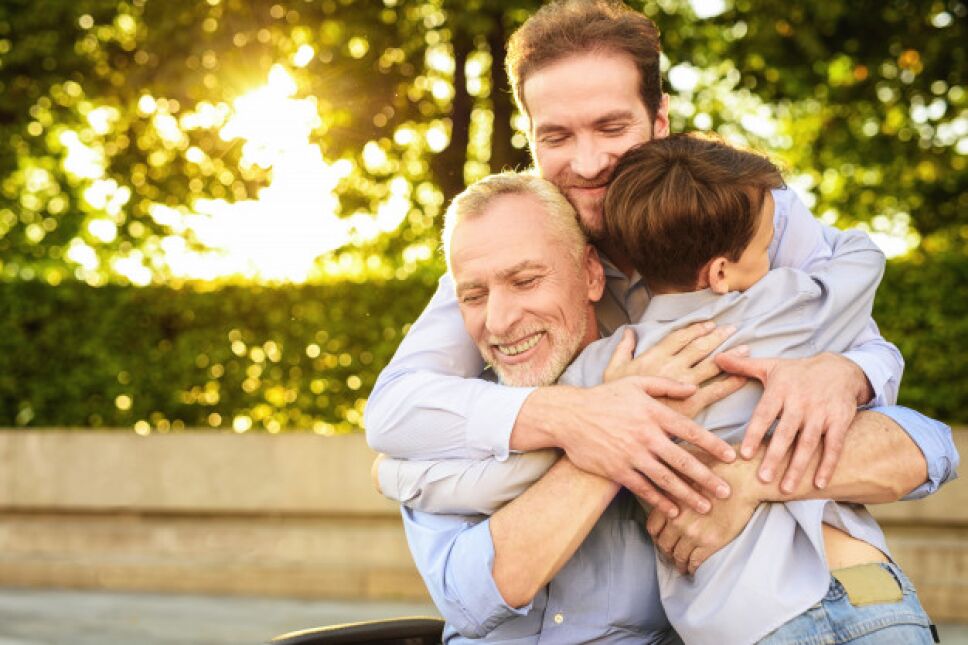 hijo-nieto-anciano-abraza-reunion-familiar_85574-1667.jpg