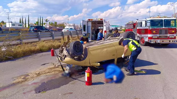 Accidente en la carretera 57 Querétaro-San Luis Potosí volcadura deja un muerto