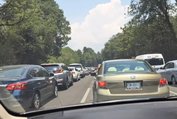 Campesinos paralizan la autopista México-Cuernavaca