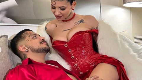 regala Nodal a Cazzu