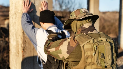 Los agentes de EU detienen a migrantes en la frontera