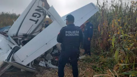 Se desploma avioneta en Otzolotepec, Edomex; reportan varios muertos.