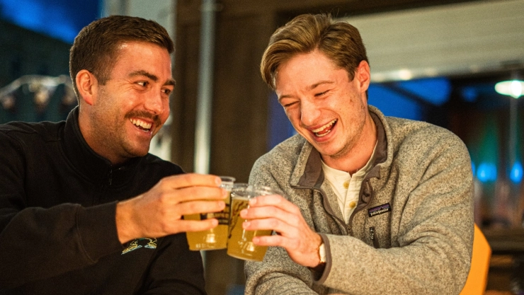 Hombres-se-sienten-atraídos-por-otros-hombres-cuando-beben-alcohol-estudio (1).jpg