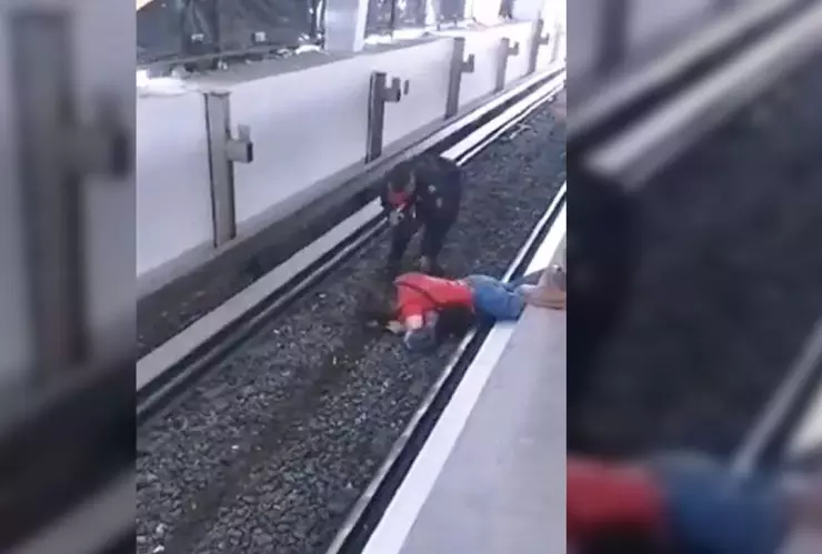 policía ayuda a invidente que cayó accidentalmente a las vías del Metro CDMX
