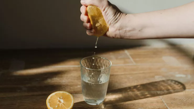 Estas son las ventajas y desventajas del jugo de limón en la salud del hígado