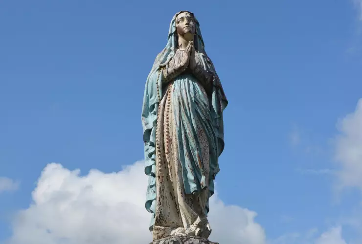 Captan a la figura de una virgen llorando sangre