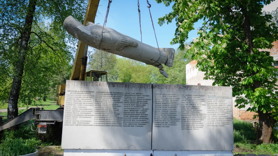 Desmantelamiento de un monumento a soldados de la URSS en Ucrania