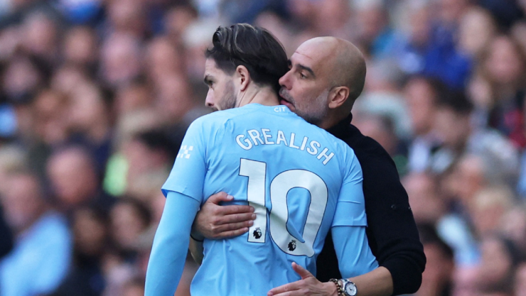 Pep Guardiola y Grealish del Manchester City