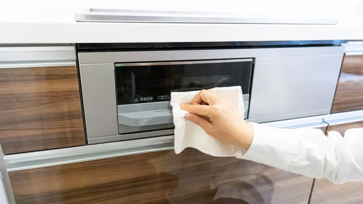 Esta es la mezcla casera y efectiva para eliminar la grasa de los vidrios en la cocina