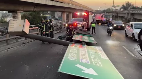 Tráiler derriba anuncio de 15 metros y afecta circulación en Oceanía, CDMX
