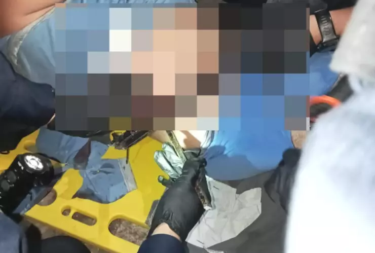 Hombre ebrio cae del techo de su casa y queda prensado en una REJA