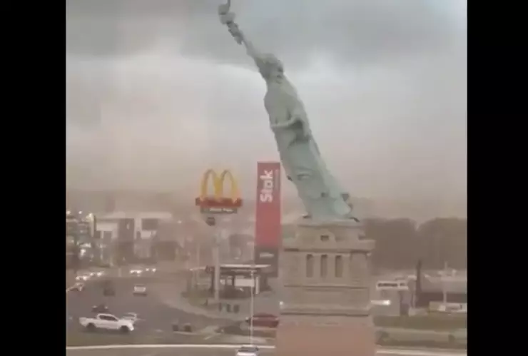 Réplica de la Estatua de la Libertad se derriba por fuertes vientos en Guaíba, Brasil.png