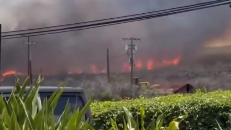 Incendio en Maui, Hawái, obliga a cerrar carreteras y evacuar zonas cercanas. Las llamas están cerca de la devastada Lahaina.