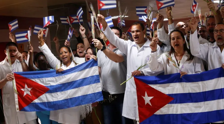 Médicos cubanos que regresan de Bolivia participan en una ceremonia de bienvenida en el Aeropuerto Internacional José Martí en La Habana, Cuba. Imagen: Reuters
